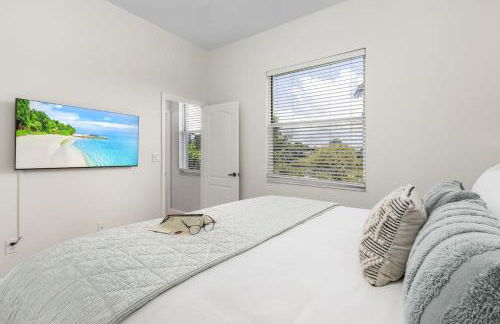 Villa Tropicana Luxury pool home. Gated community - Photo 28