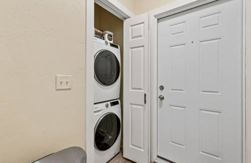 Upscale 2BR suite With Free Parking and Walkable Area - Foto 20