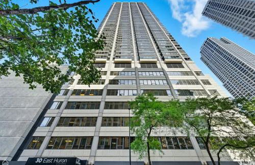 River North Magnificent Mile Condo, Lake and City Views, 43rd Floor Corner, Parking Included! - Foto 29