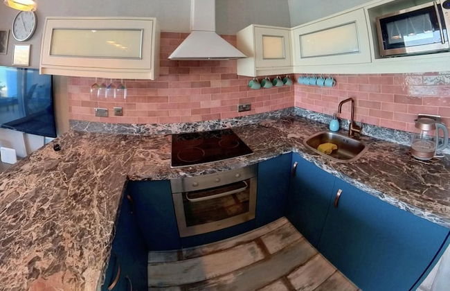 Deluxe Beach Apartment- Sleeps 2 & Private Terrace - Foto 9