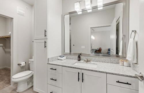 Poolside Luxury 1BR w Private Patio - Photo 28