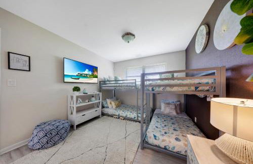 Tropical Villa Retreat with Private Pool & Peaceful Backyard - Stylish Escape in a Tranquil Residential Area - Foto 44