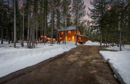 Rustic Retreat, Sleeps 20, Epic Game Room, Hot Tub, 20min to Yellowstone - Foto 2