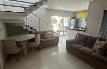 Casa agradável com piscina há 1 quadra da praia. - Foto 9