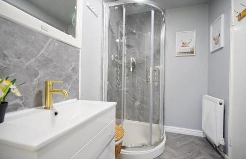 Entire 4-Bed House & Parking, Steps from ICC & Utilita Arena Birmingham & Broad Street - Photo 14