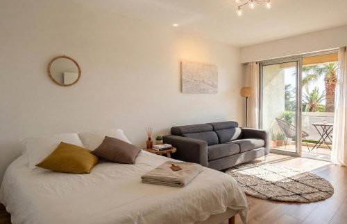 Sea view flat with car park boarder Cannes - Photo 2