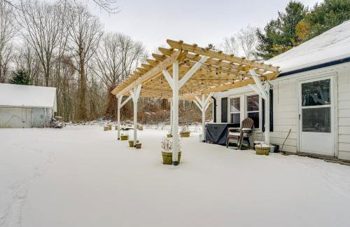 Woodsy & Charming! Applegate Cabin w/ Large Yard - Photo 21