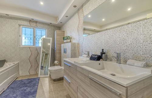 Golfinhos - MAGNIFICENT & SPACIOUS 5 BEDROOM VILLA - Foto 144