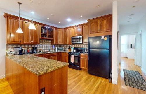3-Bed 2-Bath Brookline Village Townhome w Deck - Foto 11