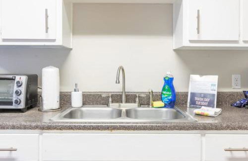 Wrap-Around Porch Uptown Stay-Pets Welcome! - Foto 20