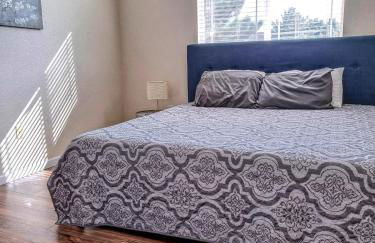 Bright Airy Home with Scenic Views - Foto 8