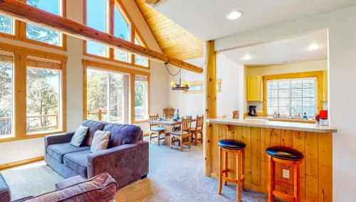 Gateway to Crater Lake! Resort Retreat with Pool - Foto 4