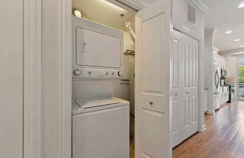 1 Free Parking Gym Balcony Sleeps 10 - Photo 35