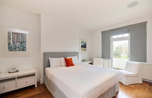 The Clapham Crib - Spacious 4BDR House with Patio - Photo 19