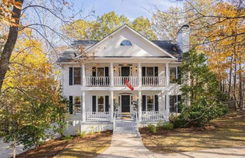 Large Luxury House, King Beds and More, Hot Tub, Theater, Fireplace, Game Room, Ping-pong, Pool Table, Air Hockey, Arcade, River, Big Kitchen, Nice Porch, Quiet, Good for Families and Large Groups, Near UGA Golf Course, Close to UGA & Stanford Stadium - Photo 45