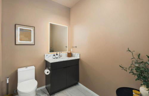 Penthouse Condo on River with Garage and Patio, Walk Downtown - Foto 33