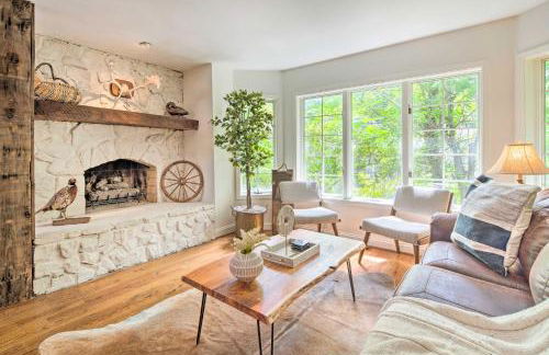 Deck with Fireplace Pet-Friendly Lake Lure Retreat - Foto 6