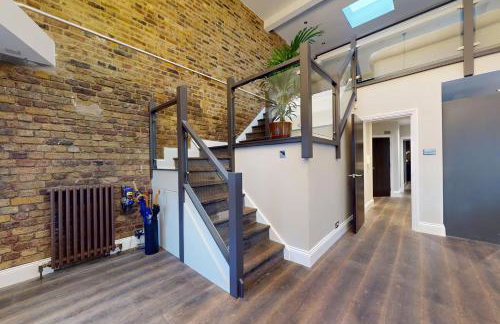 Stylish Penthouse with City Views and Aircon - Pass the Keys - Photo 11