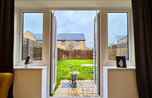 Stylish 2 Bedroom Home Near Lake with Free Parking & Garden - Photo 14