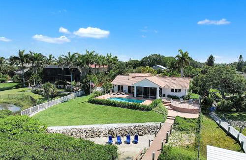 Paradise with a pool, pier and private beach area - Foto 1