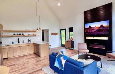 Three Suns Full Rental | 8 Cabins | Views | River - Foto 34