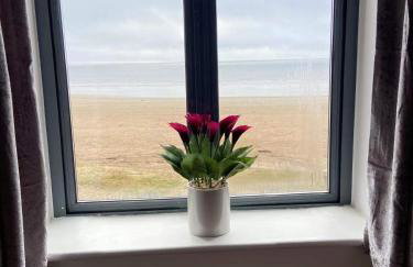 Beach Front APT with Stunning Sea View - Foto 8