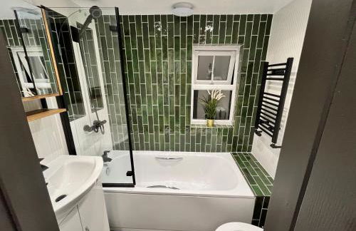 Fabulous 3 Bed Apartment - Near Excel - Sleeps 6 - 8 - Photo 9