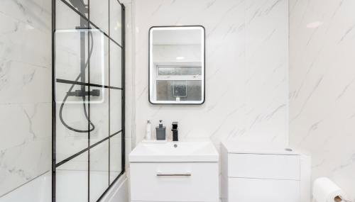 Entire Nuneaton House Next to the Station - Foto 4, Shower