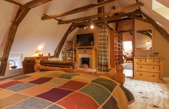 Elegant House With Heated Pool and Sauna - Photo 11