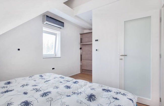 Ljubljana Riverbank Apartment in City Centre! - Photo 3