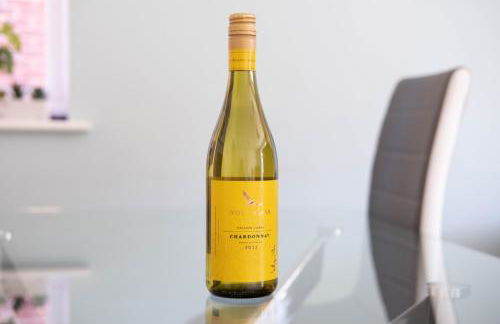 Beautiful and comfortable home away from home with free parking, fast wifi and white crisp hotel standard linen hosted by Our Home Short Stays - Photo 7