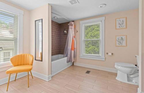 4 Bedroom House, sleeps 12, short walk to Main St! - Foto 16