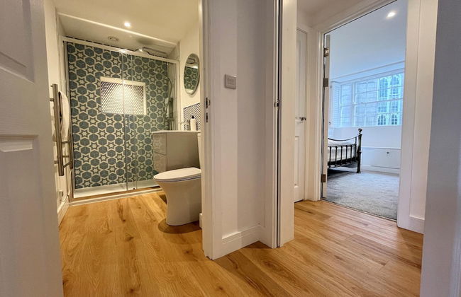 Breathtaking Views on Historical Street- Central - Foto 3