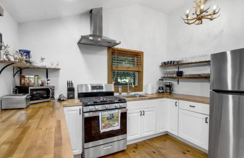 Twin Pines Retreat - Lake, Firepit and Games - Foto 40