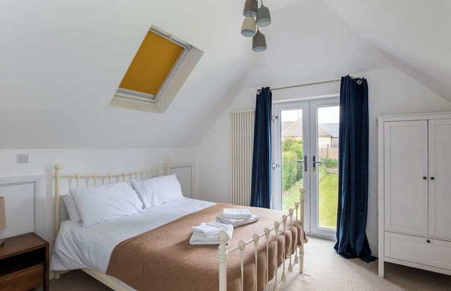 Stunning 5 Bed in the Centre of Bourton - Photo 6