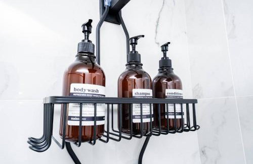 Close to the Action, Peaceful When You Return - Foto 32