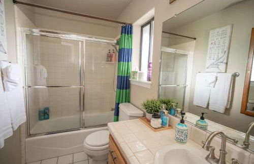 Spacious 3BR Home with Hot Tub & Private Yard - Foto 24