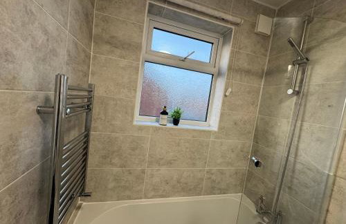 2 Bedroom Home with Free Parking & Fast Wi-Fi - Foto 9