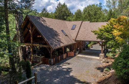 Luxury Riverfront Lodge - Sleeps 12, VIEWS, Fireplaces, Dogs OK - Photo 11