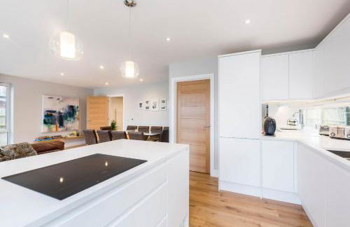 Stylish new Home With Parking - King Beds Garden - Foto 30