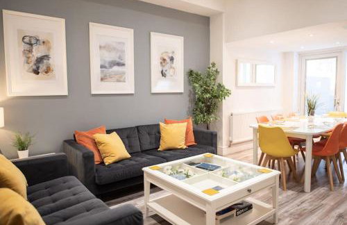 8 Bed, comfortably sleeps 10, 3 Bath house, 5 Mins Manchester Centre - Foto 1