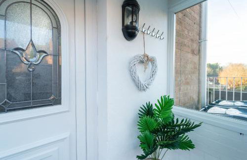 Cosy 3-Bed House With Parking, 5 Mins to QE & Uni - Photo 40