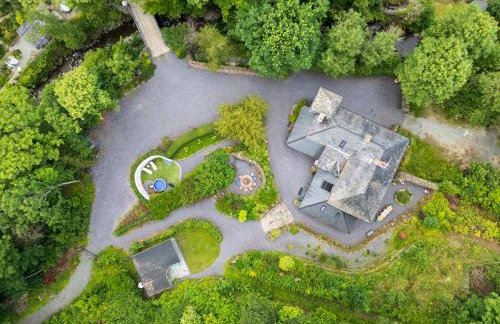 Ty Pandy Eclectic Luxury Family cottage Sleeps 8 adults and 2 children - Photo 4