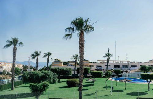 Stunning 2 bedroom apartment with Pool View - Photo 16