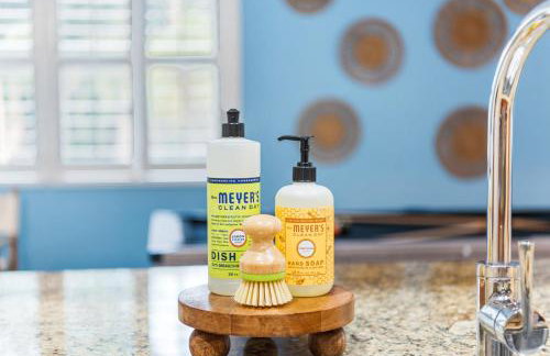 Centrally Located 4BD Oasis with Pool & Movie Patio - Foto 17