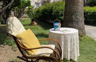 Peculiar Garden Apartment - Photo 1