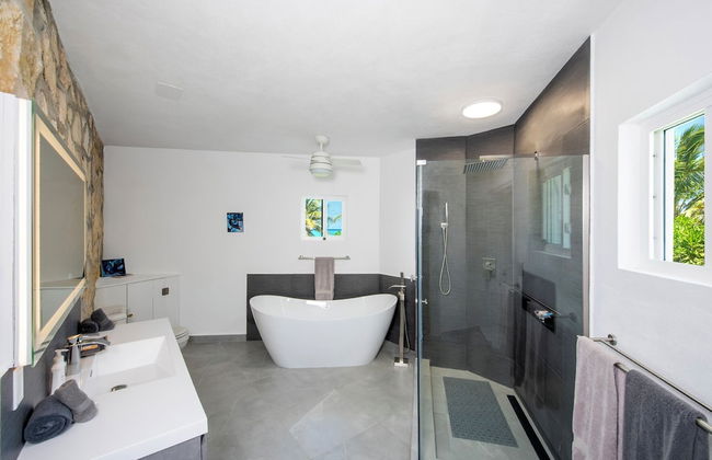 Shoreline Serenity: Secluded Coastal Villa - Foto 12