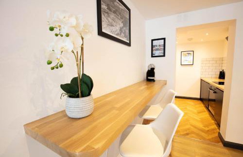 Hidden Retreat with Steam room, KING bed near tube - Foto 12