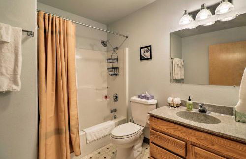 Trego Cabin with Mtn Views, Easy Access to Lake - Foto 13