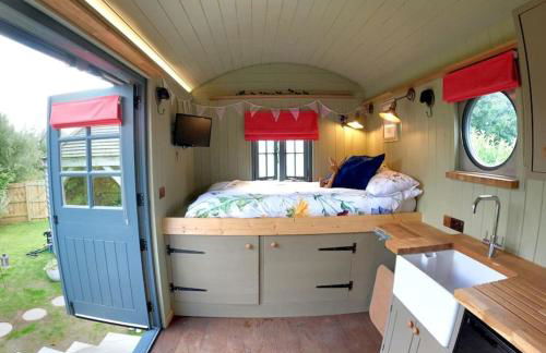 Romantic Retreat - Luxury Shepherds Hut + Hot Tub! - Foto 17